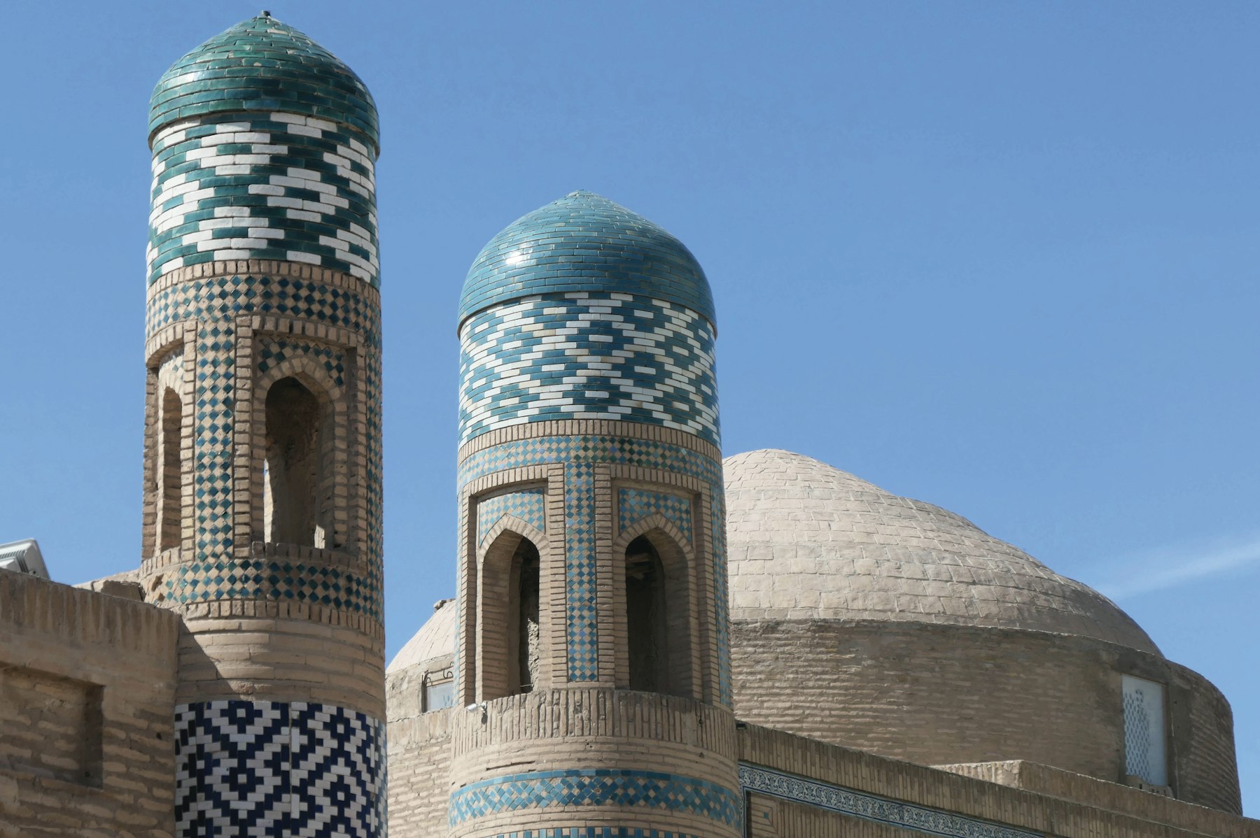 Tours turquoise d’un monument ancien en Ouzbékistan