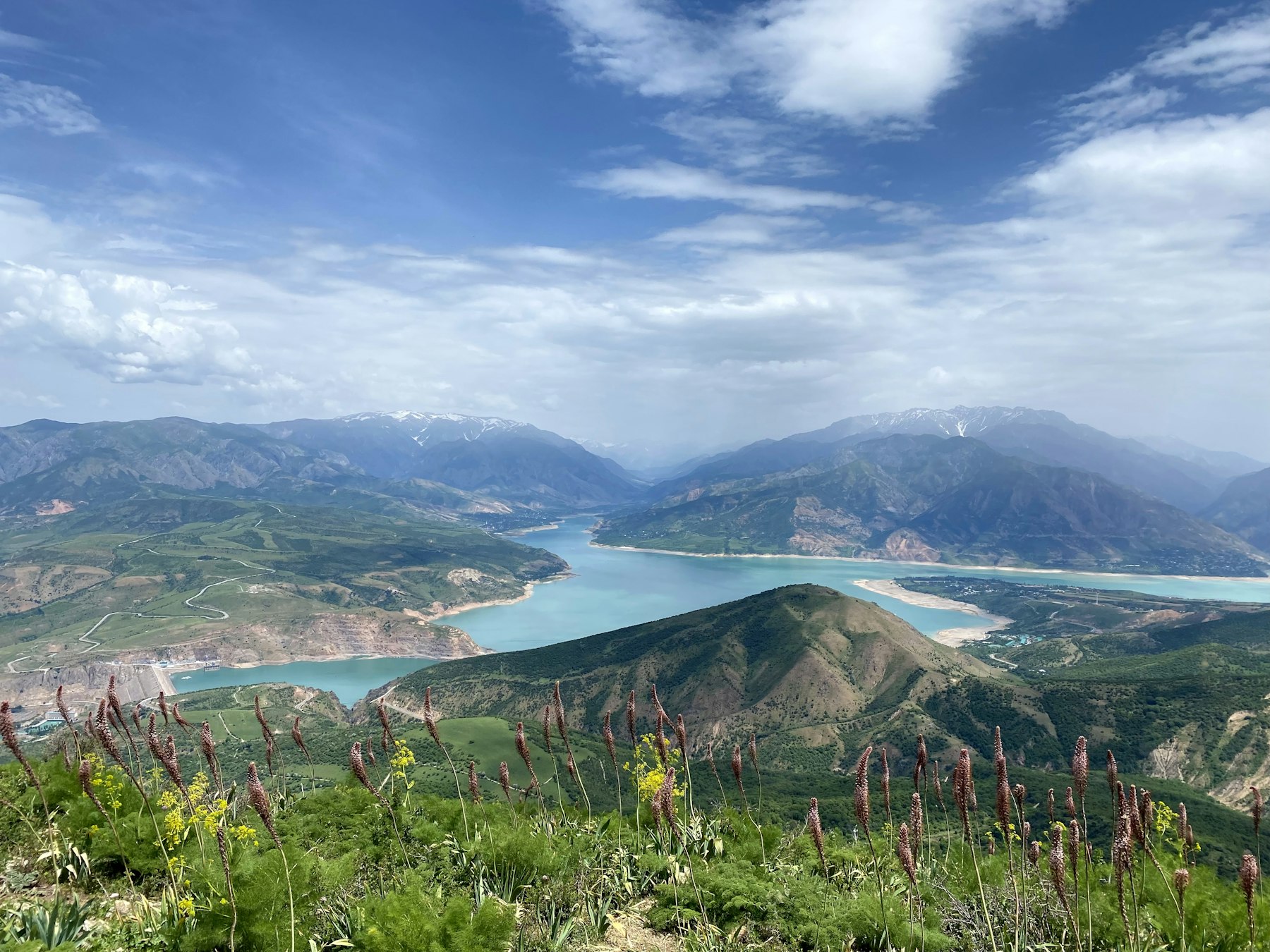 Lac entouré de montagnes en Ouzbékistan
