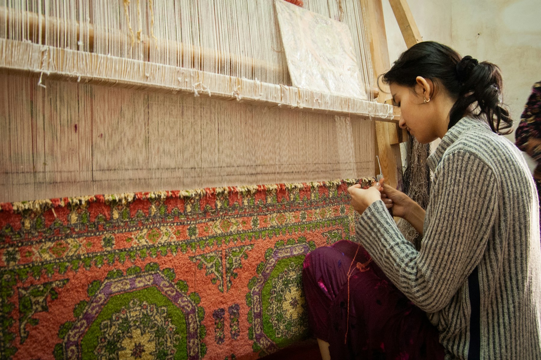 Artisan au travail dans un atelier traditionnel