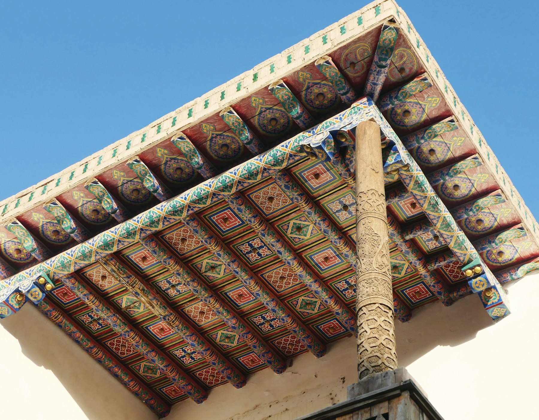 Plafond peint de motifs traditionnels