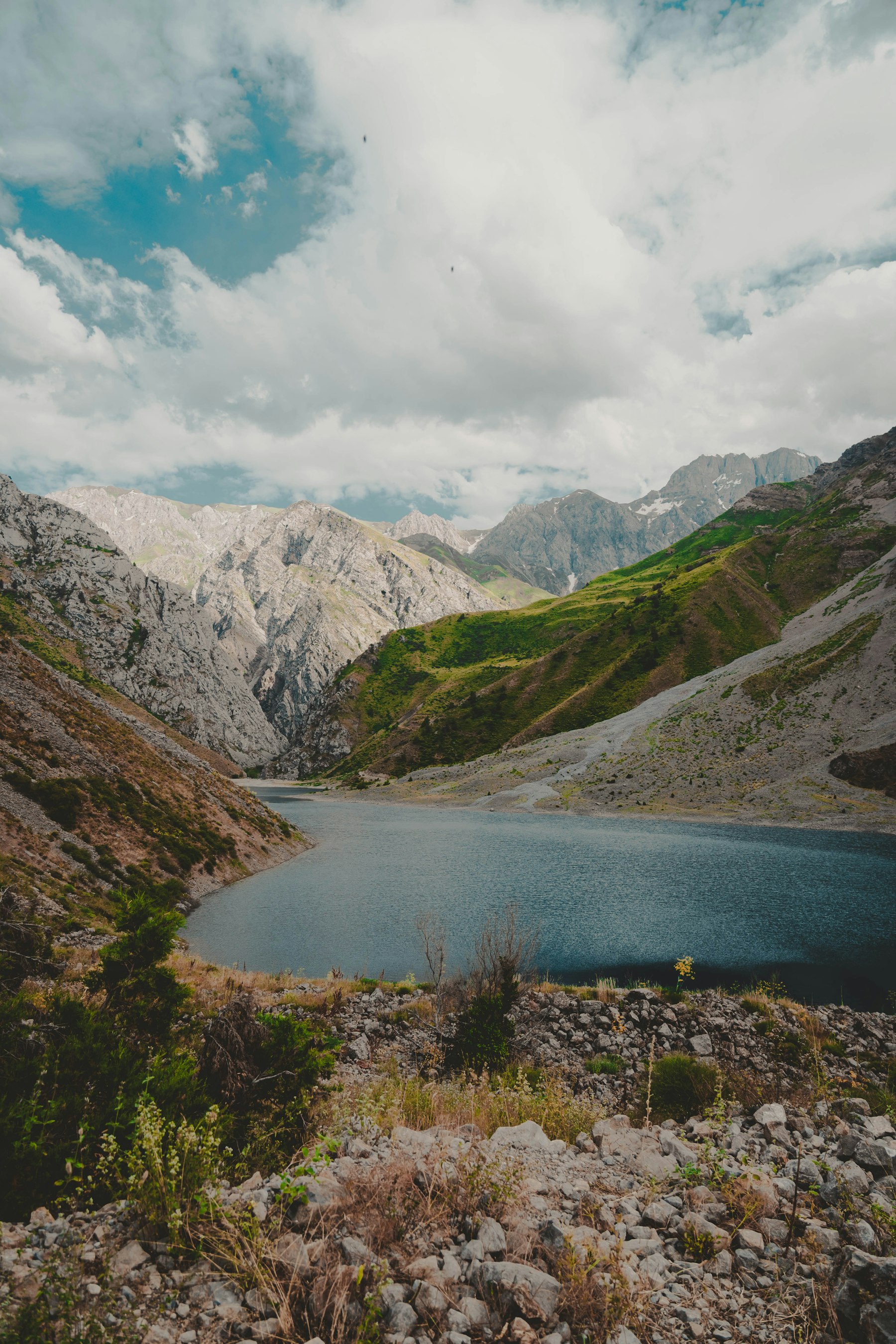 Paysage de lac et montagnes en Ouzbékistan
