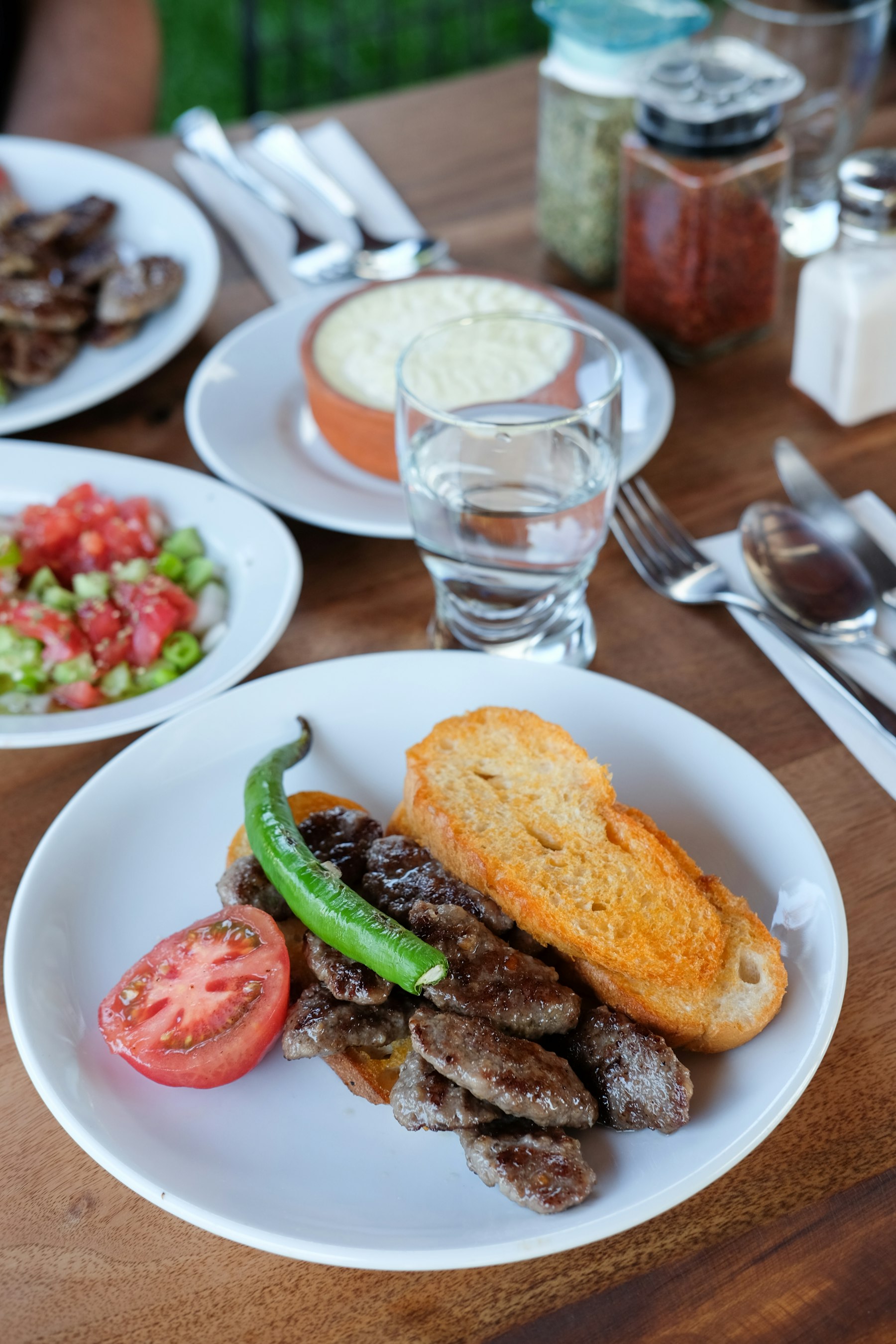 Pain et viande servis sur une assiette en Ouzbékistan