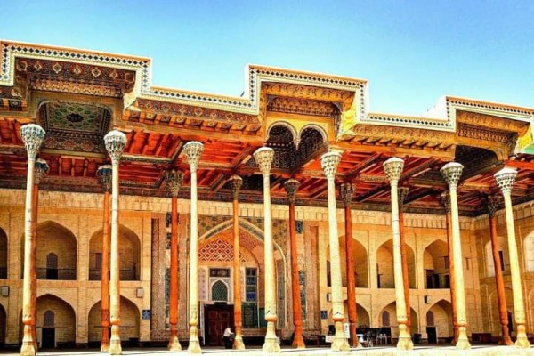 Mosquée Bolo Hauz et ses colonnes en bois sculpté