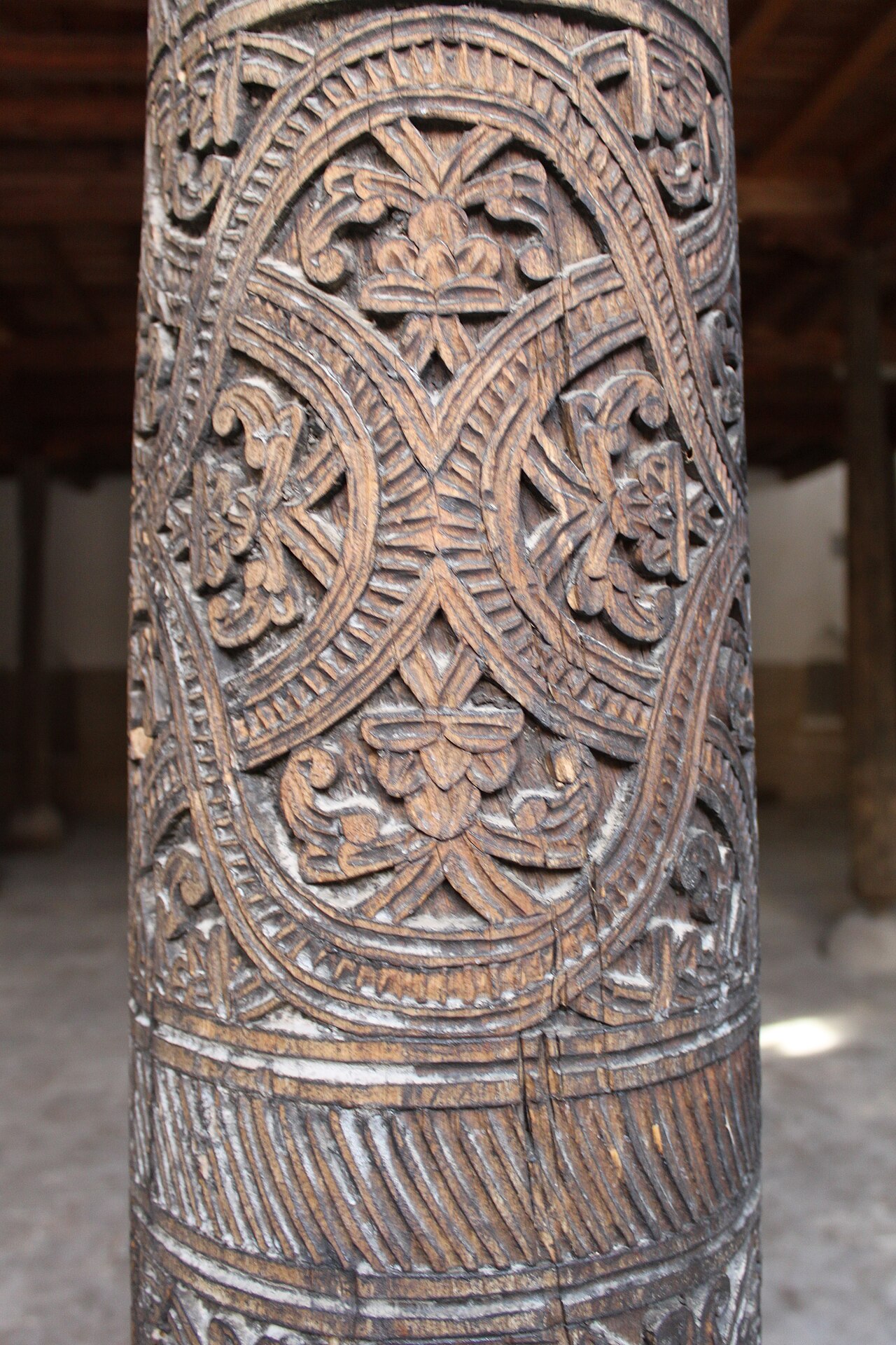Colonne en bois sculpté