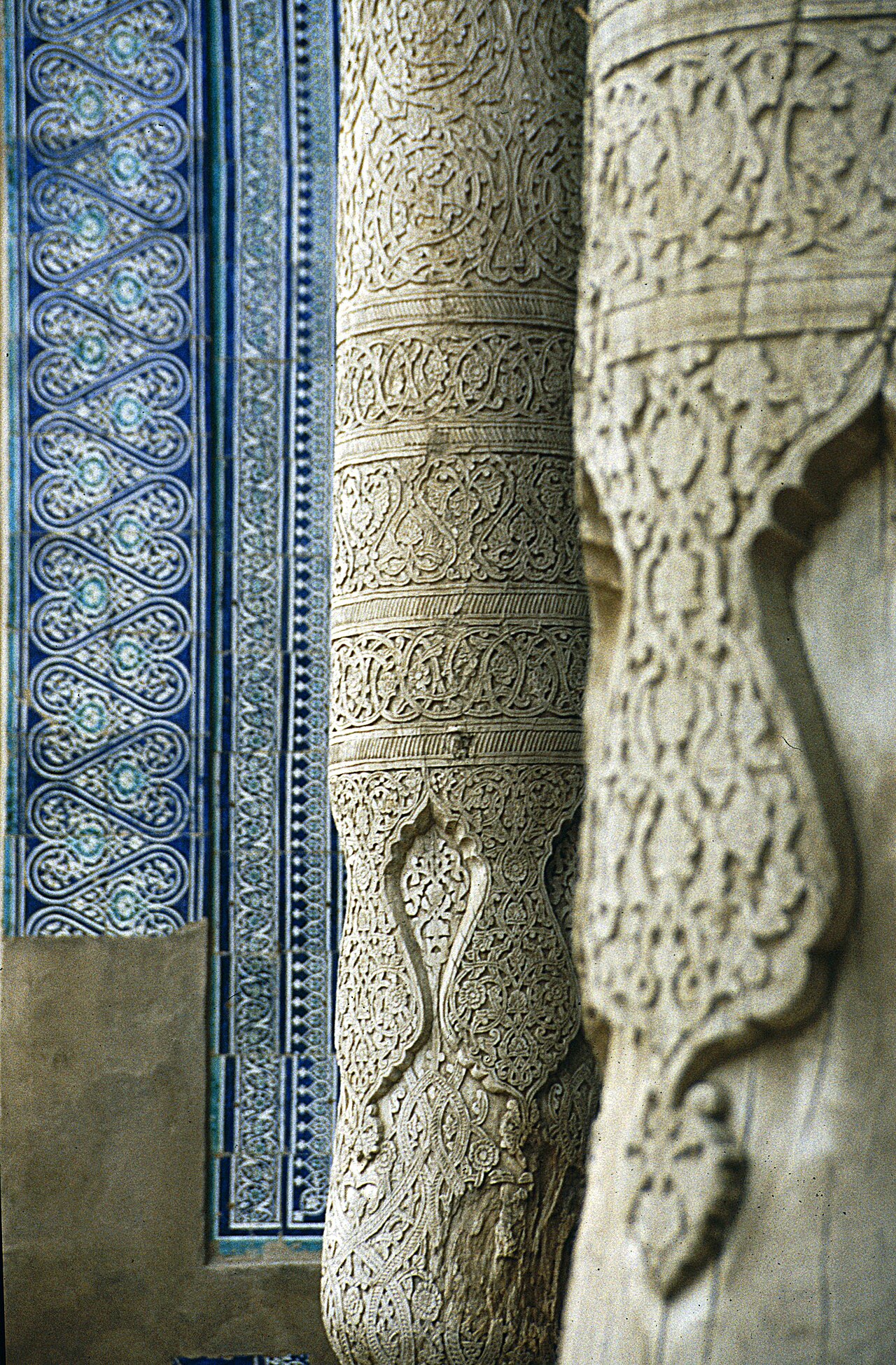 Colonnes de bois sculpté et faïences