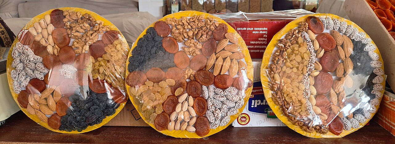 Plateaux de fruits secs au bazar Siab