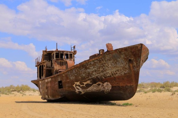 Bateau échoué sur l'ancien fond de la mer d'Aral