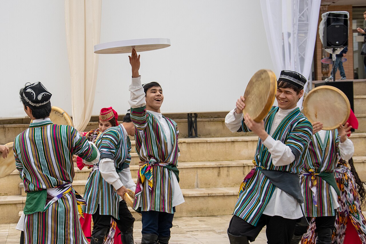 Danseurs avec tambours doira