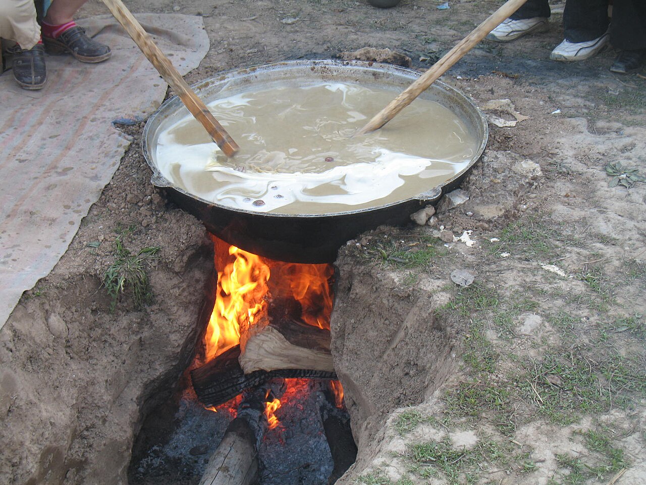 Cuisson du sumalak sur le feu
