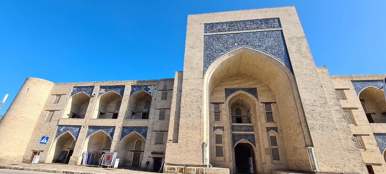 Portail décoré d'une médersa de Boukhara