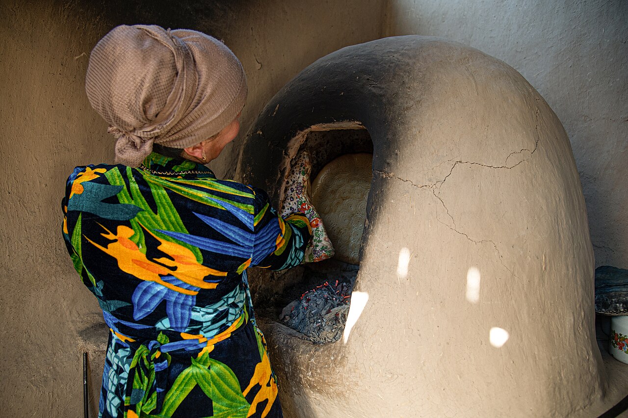 Boulangère devant son tandoor