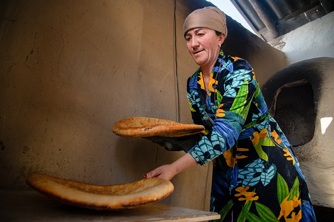 Pain ouzbek tout juste sorti du tandoor