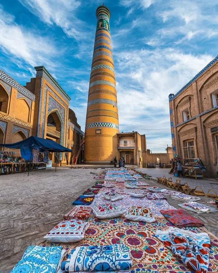 Rue de Khiva et tapis colorés