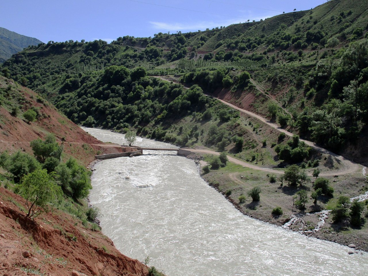Versants boisés dans les montagnes d'Ouzbékistan