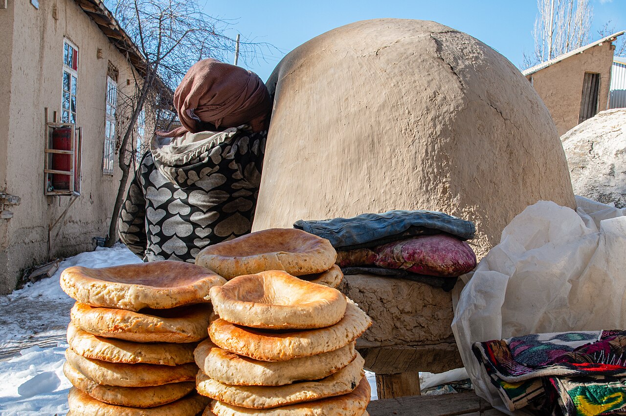 Pains empilés près d'un tandoor