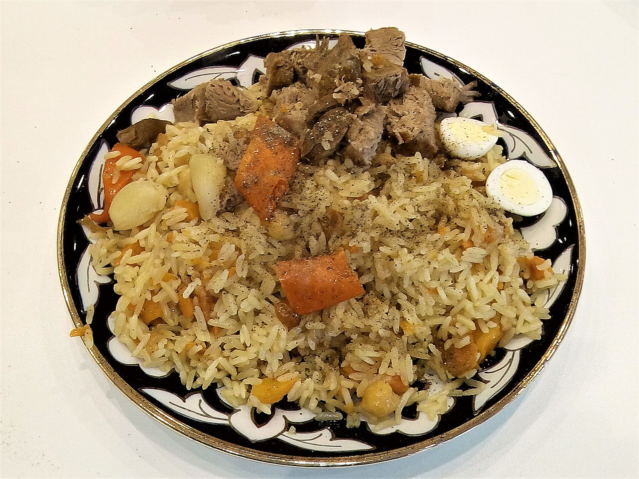 Plov servi dans une assiette décorée