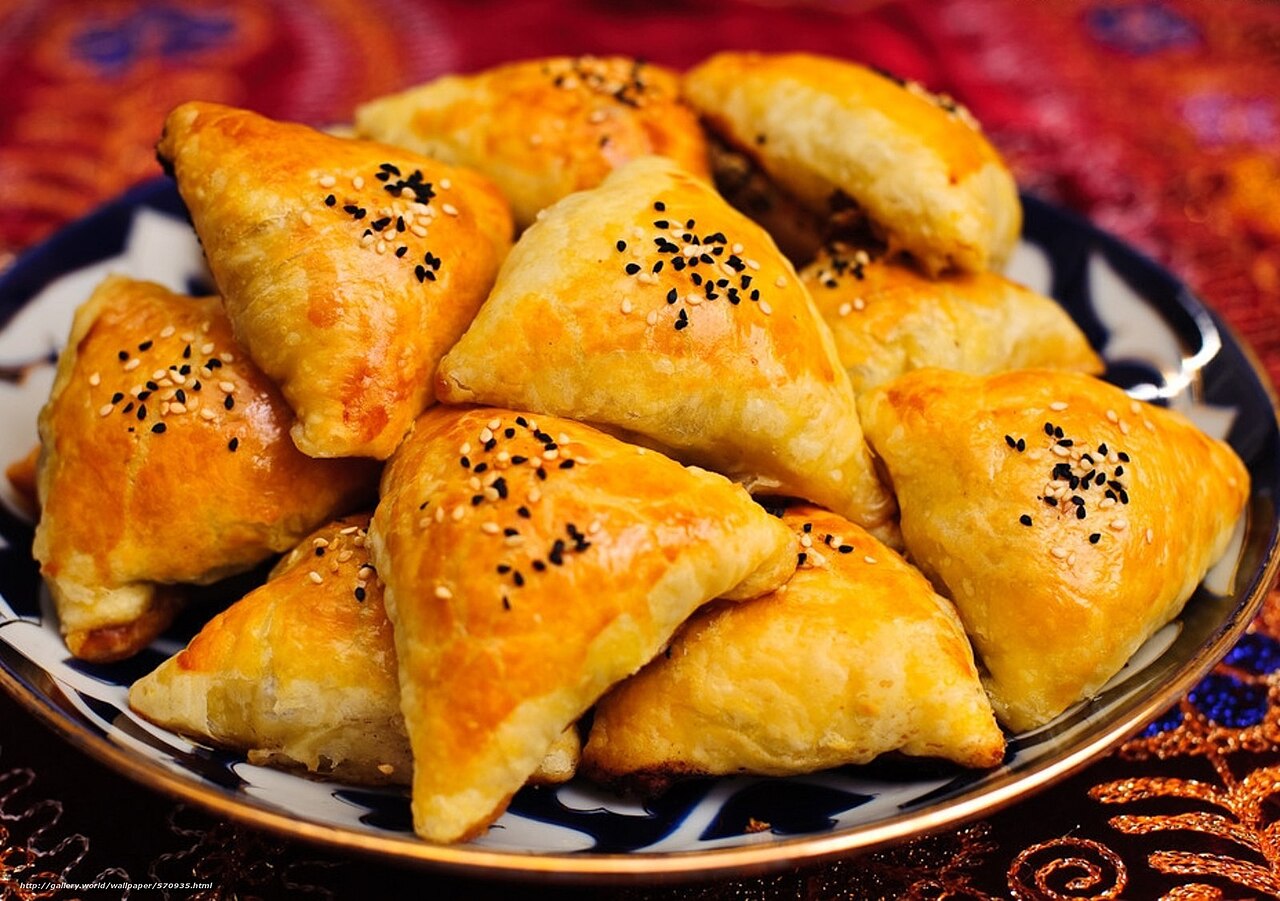 Assiette de samsa croustillants