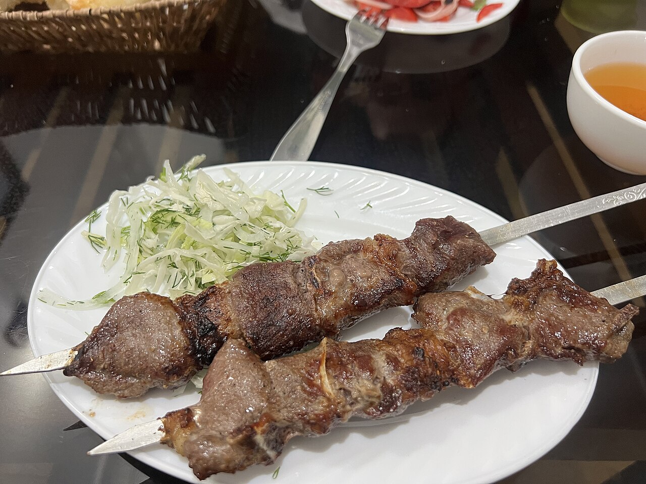 Brochettes servies avec des oignons