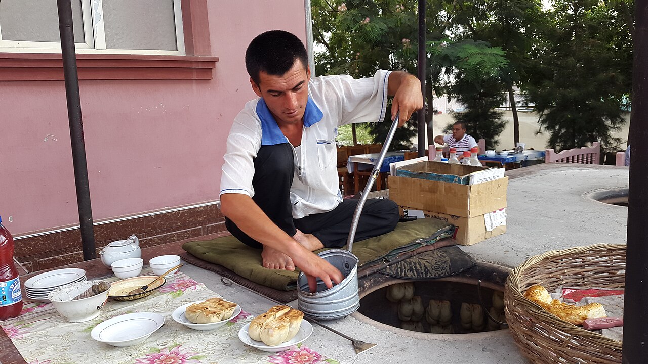 Vendeur de samsa devant son tandoor