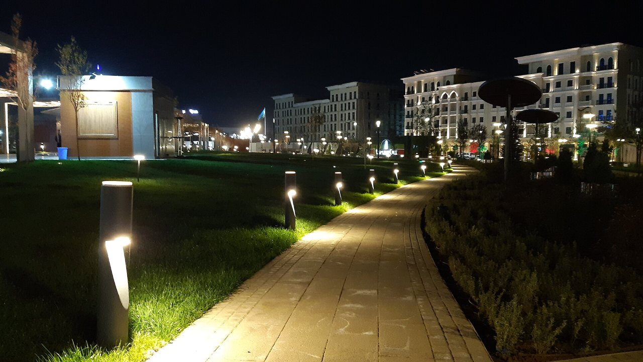 Un parc illuminé de Tachkent le soir