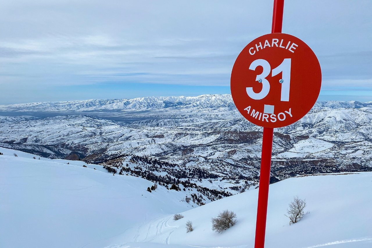 Piste balisée dans une station de ski près de Tachkent