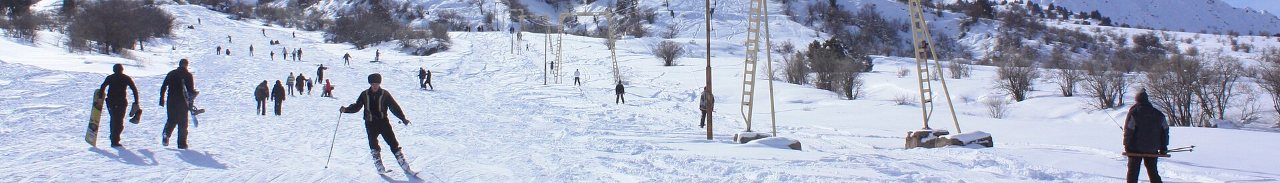 Skieurs sur les pentes enneigées des environs de Tachkent