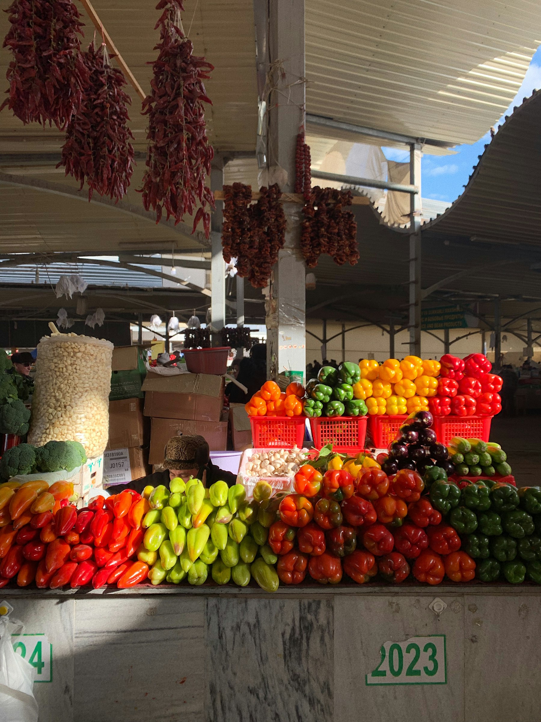 Légumes sur un étal de bazar