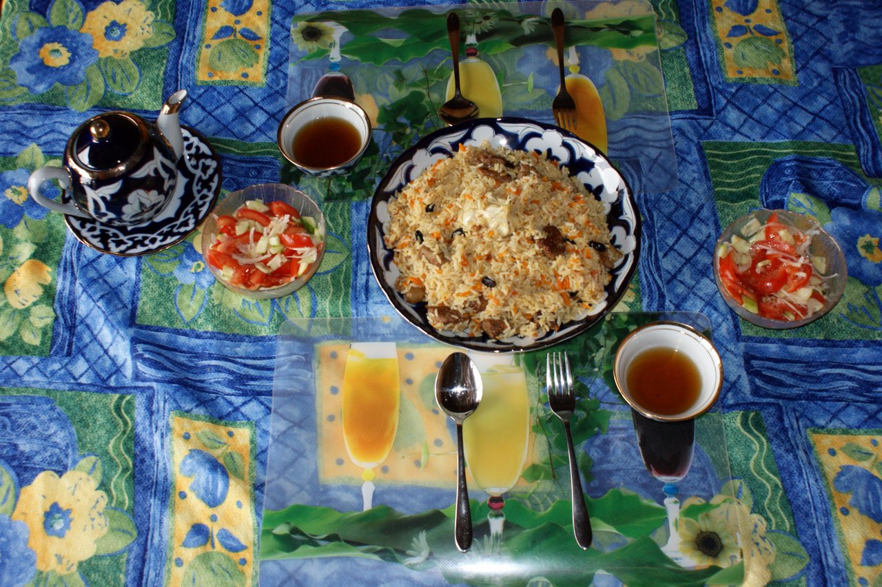 Une table ouzbèke dressée avec thé et petits plats
