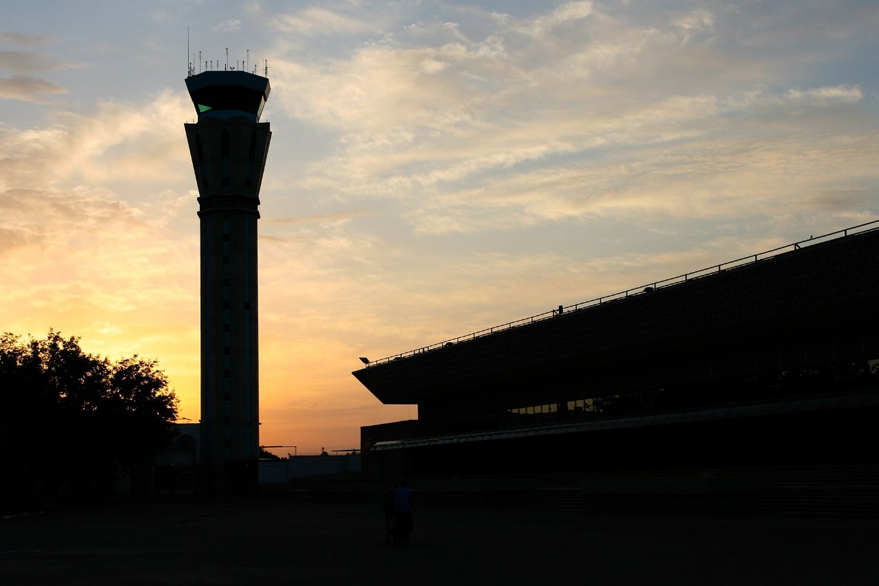 La tour de contrôle de l'aéroport de Tachkent au coucher du soleil