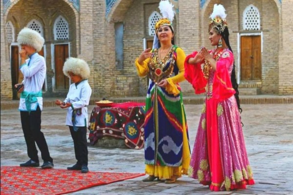 Costumes traditionnels lors d'un spectacle à Khiva